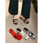 Damen Mules im modernen Metallic-Look mit verziertem Riemendesign R&B