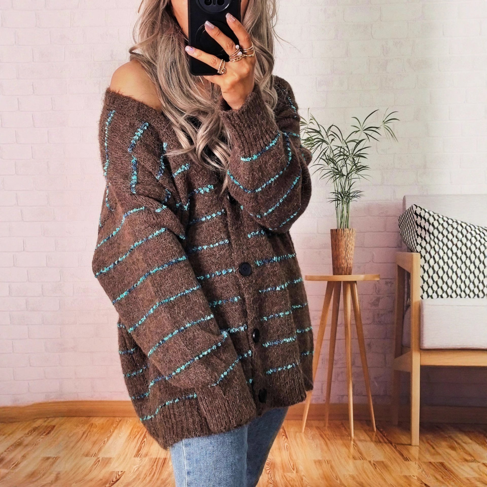 Damen Grobstrickjacke mit modischen Kontraststreifen und eleganten Knopfdetails R&B