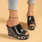 Damen Wedge-Pantoletten mit modischem Leopardenmuster und offenem Zehenbereich