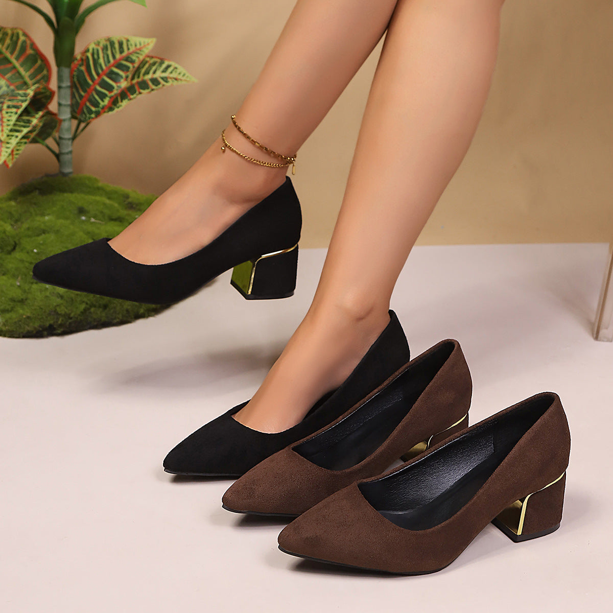 Damen dezente Pumps mit goldenem Akzent R&B
