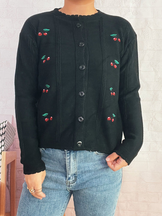 Damen Strickjacke mit verspieltem Kirschmuster und dekorativen Knopfdetails R&B