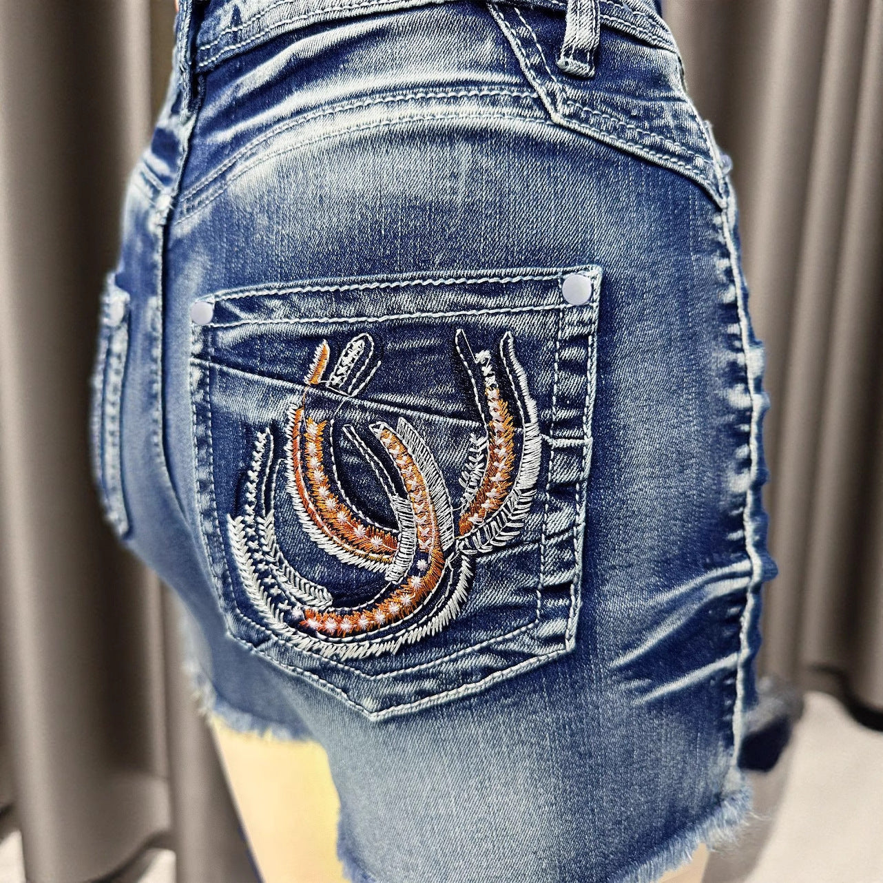 Damen Jeansshorts mit einzigartigem Stickmuster und lässigem Schnitt R&B