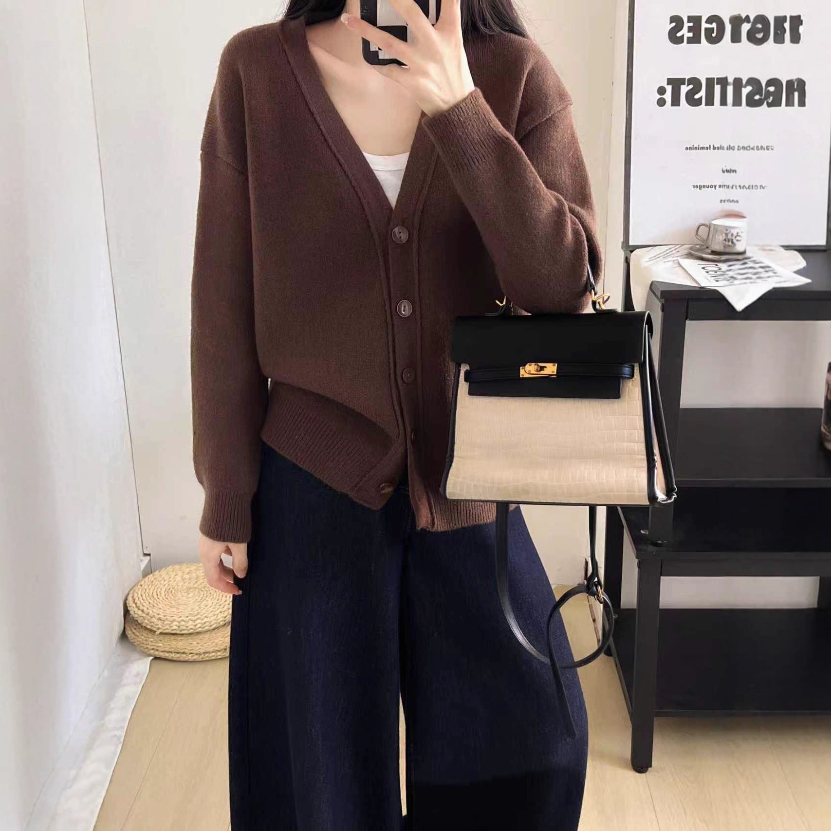 Damen Grob gestrickter Cardigan mit tiefem V-Ausschnitt und großen Knopfdetails