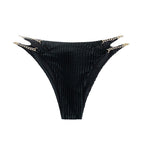 Damen Bikinihose mit offenen Schnittelementen und eleganten Kettenakzenten