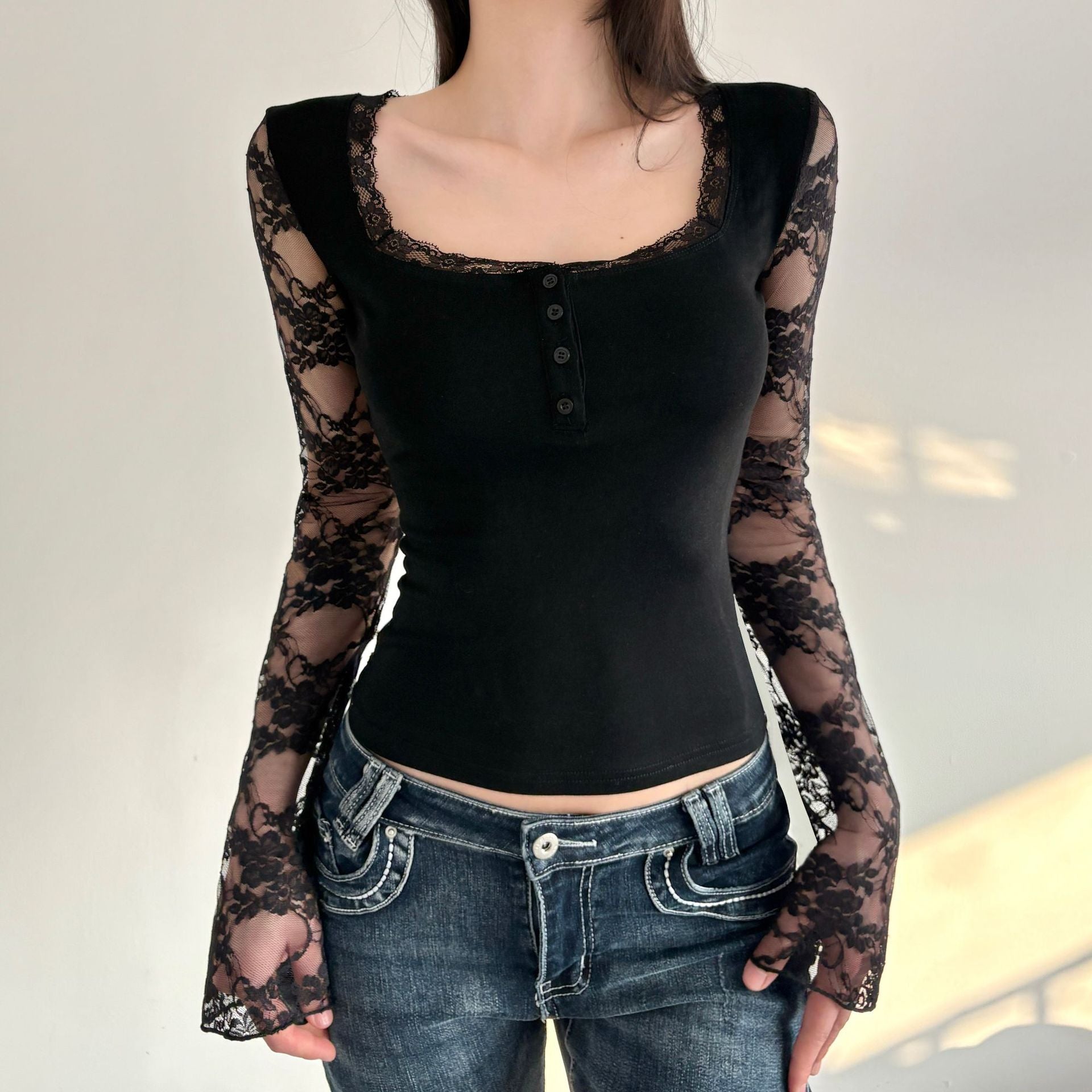 Damen Elegantes Langarmshirt mit Spitze und Knopfdetails R&B