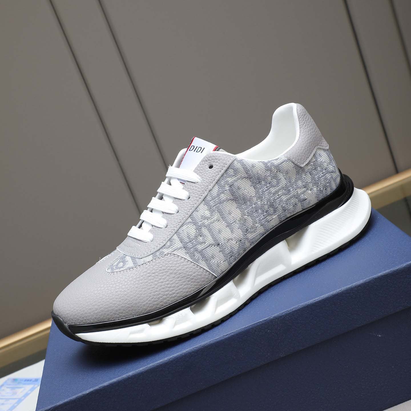 Damen Sportliche Sneakers mit innovativer Oberflächenstruktur und ergonomischer Dämpfung R&B