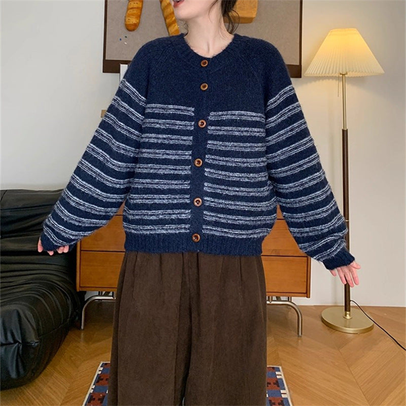 Damen Grobstrickjacke mit modernen Streifen und Knopfdetails R&B