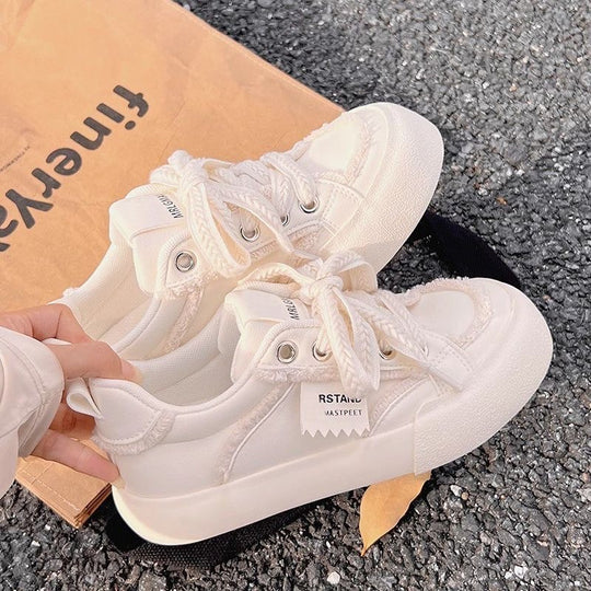 Damen Sportliche Sneakers mit stylischem Schnürsystem und modischen Applikationen R&B
