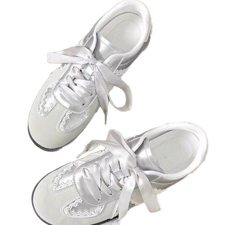 Damen Sneakers mit elegantem Satinband und feinen Häkelverzierungen R&B
