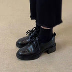 Damen Elegante Schnürschuhe mit modernem Blockabsatz und glänzender Oberfläche