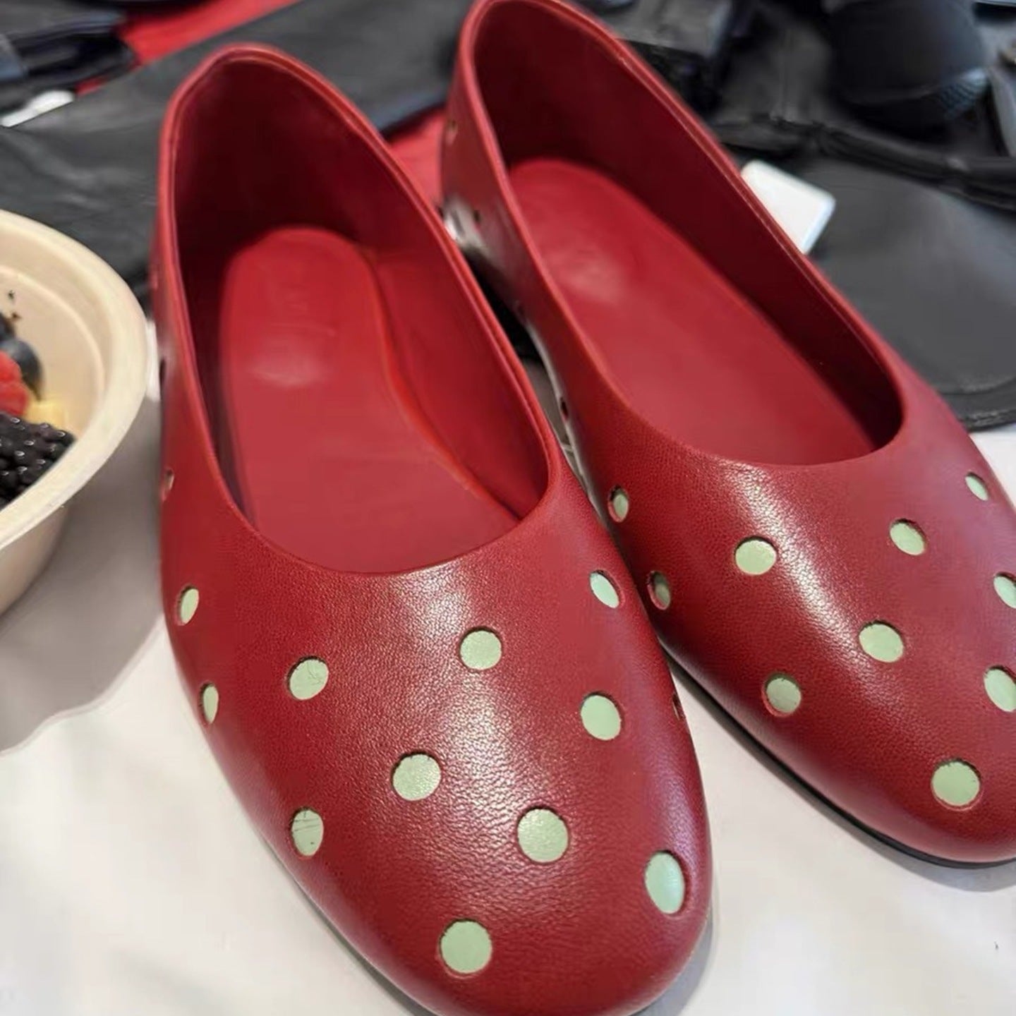 Damen Ballerinas mit luftiger Lochmusterung und trendigen Punkten R&B
