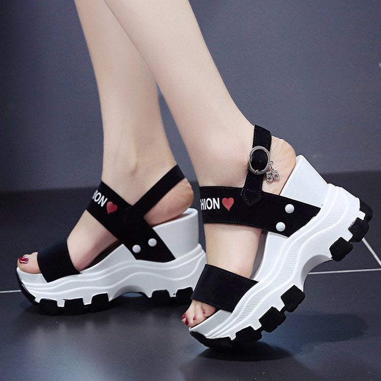 Damen Modische Plateausandalen mit verstellbaren Riemen und trendigem Detail R&B