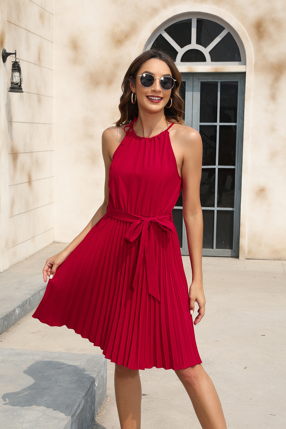 Damen Plissiertes Sommerkleid mit tailliertem Gürtel und Halterneck R&B