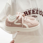 Damen Sneakers mit filigranem Schmetterlingsdesign und sportlicher Profilsohle