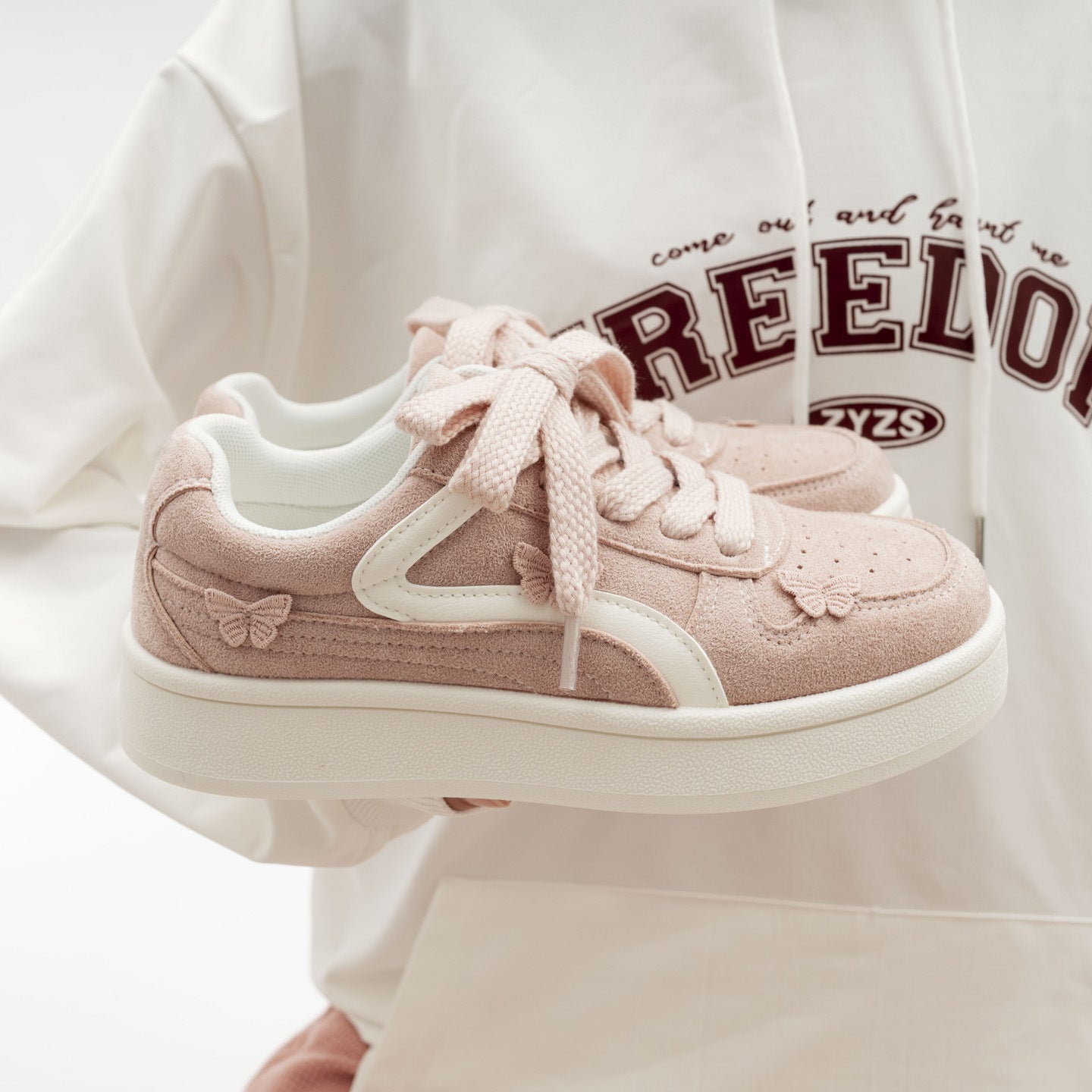 Damen Sneakers mit filigranem Schmetterlingsdesign und sportlicher Profilsohle