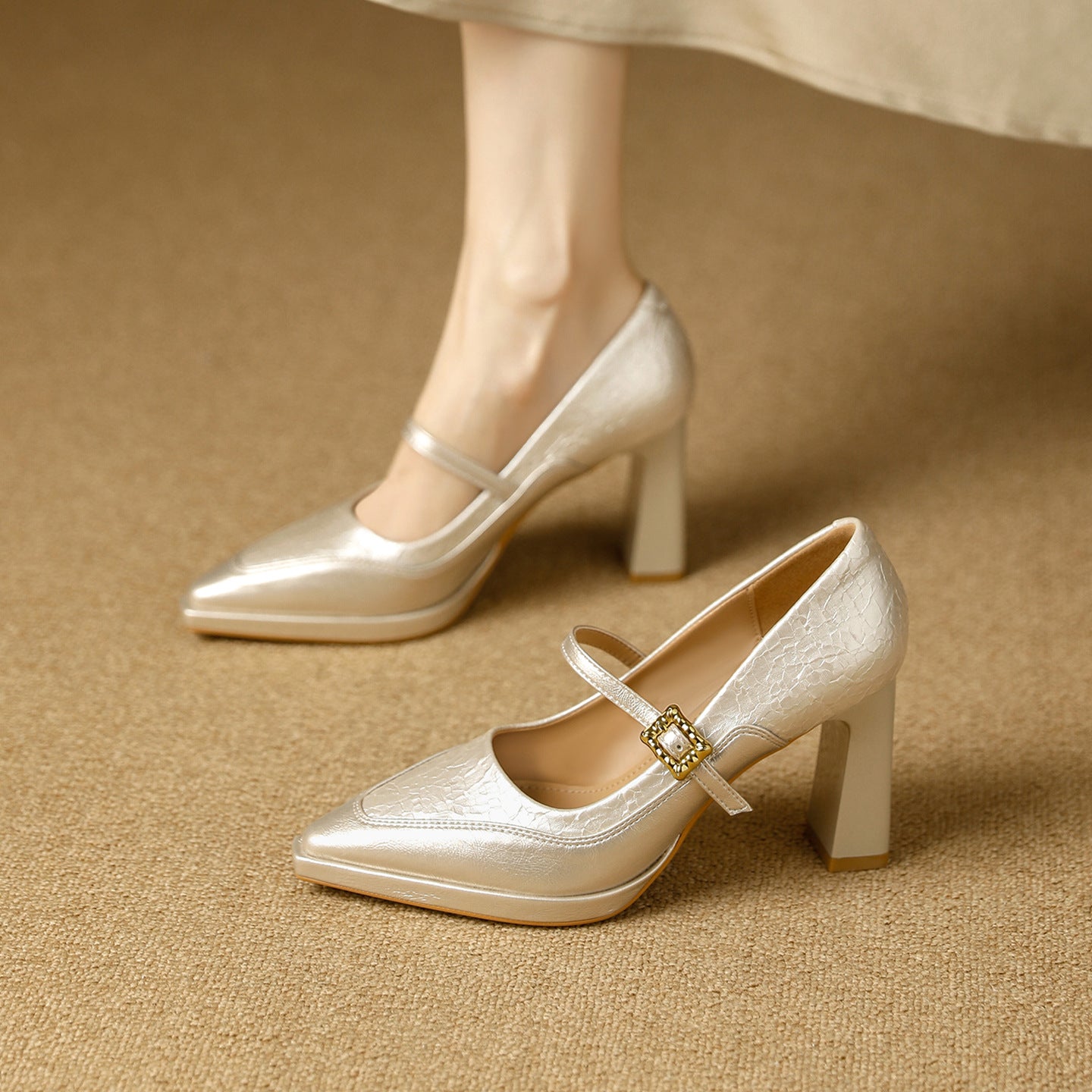 Damen Stilettos mit dekorativem Riemen
