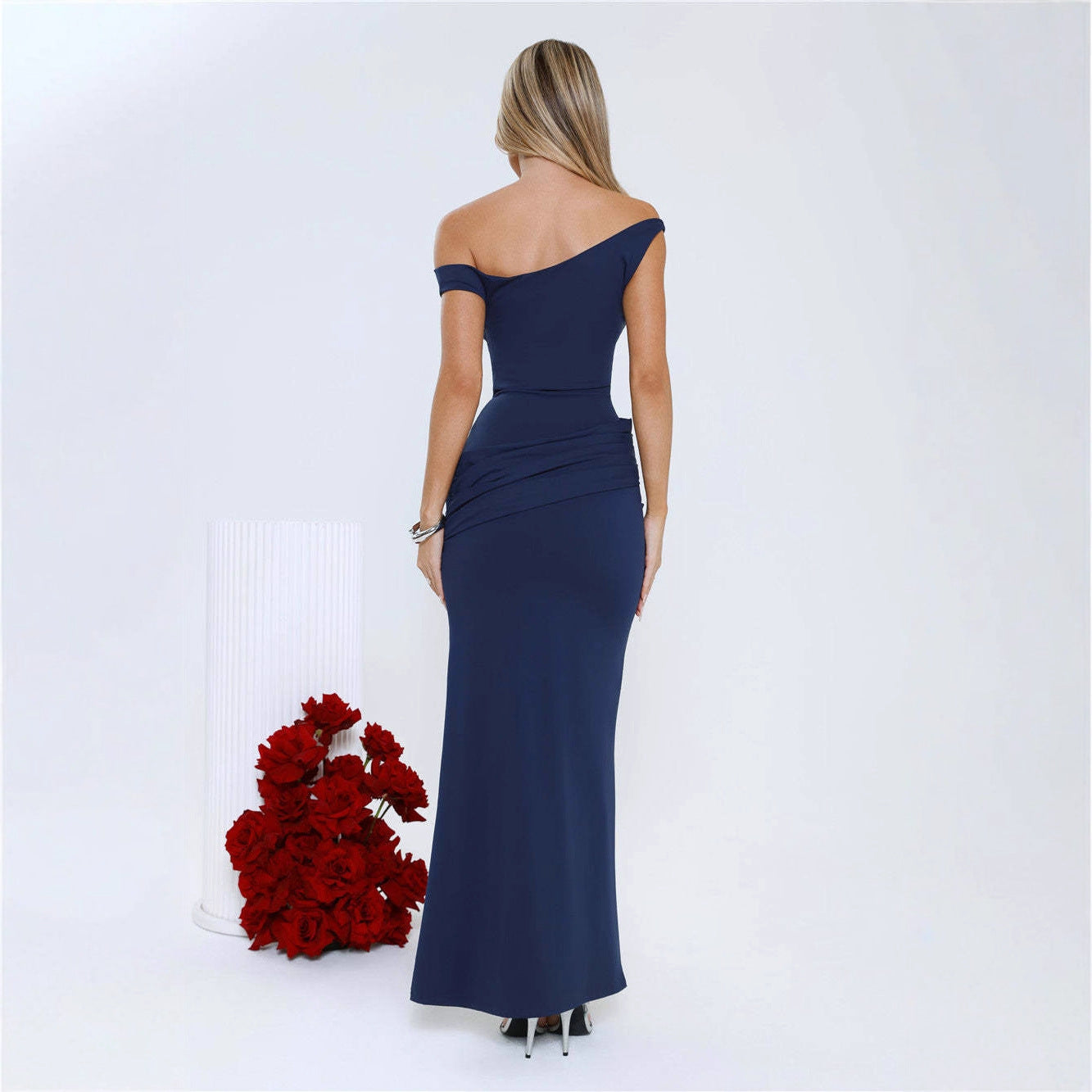 Damen figurbetontes Maxikleid mit schulterfreiem Design und Raffungselementen R&B