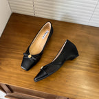 Damen Elegante Pumps mit floralem Schmuckdetail
