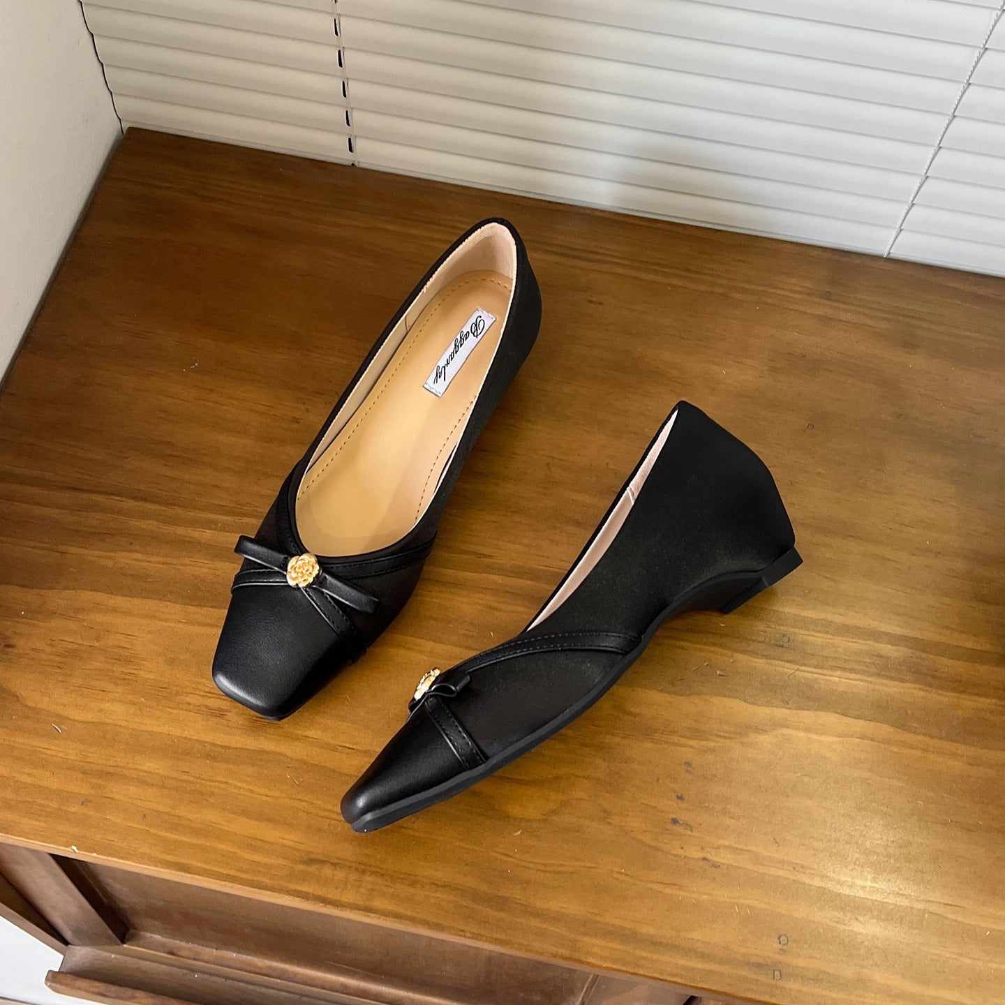 Damen Elegante Pumps mit floralem Schmuckdetail