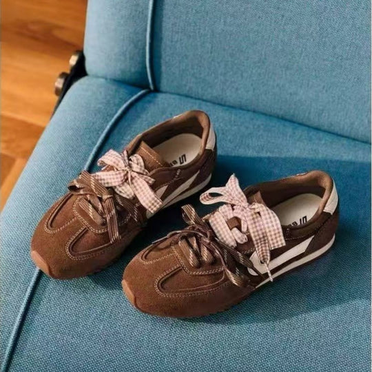 Damen Retro Sneakers mit hochwertigem Wildleder und modischem Riemen R&B