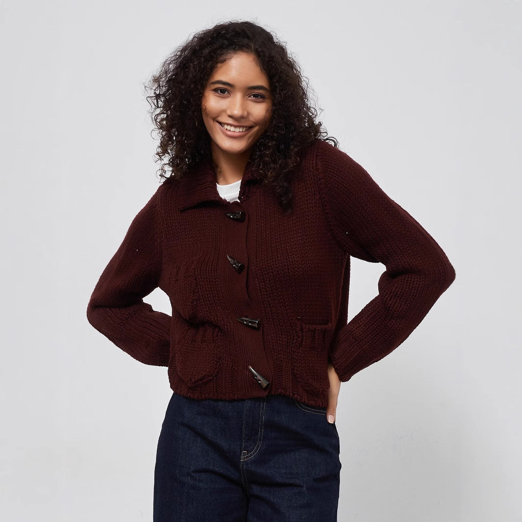 Damen Grobstrickjacke mit dekorativen Knopfdetails und praktischen Taschen R&B