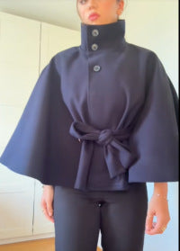 Damen elegante Cape-Jacke mit Knoten-Detail und voluminösen Ärmeln R&B