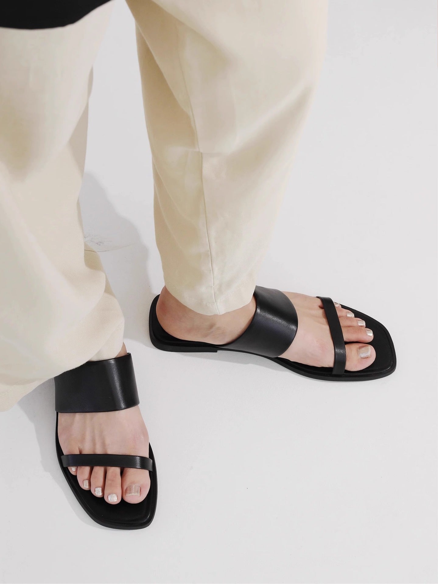 Damen Flache Riemensandalen mit breitem Riemendesign und bequemem Fußbett R&B