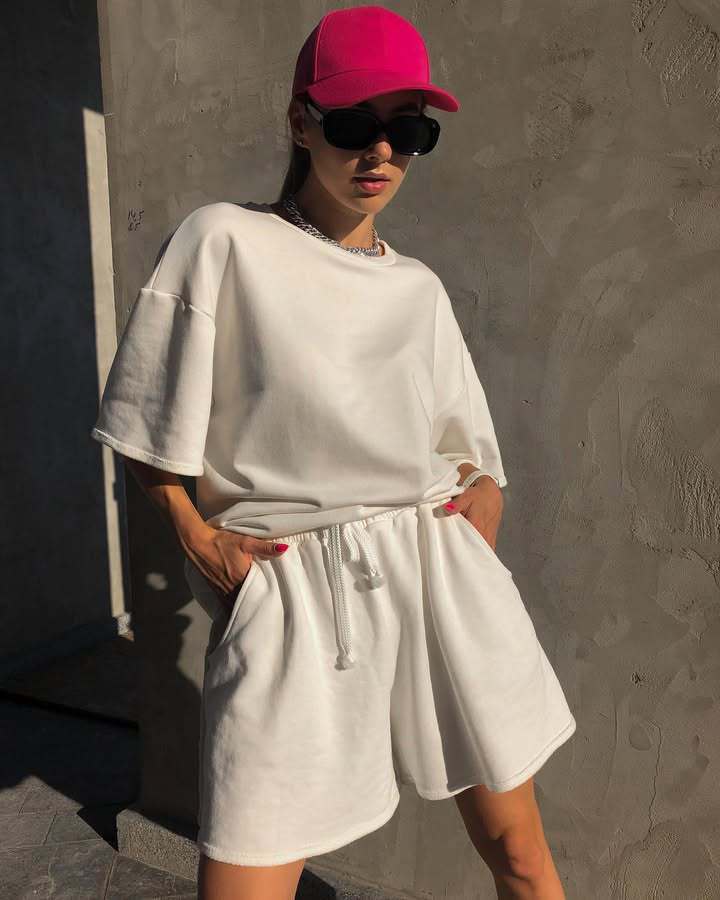 Damen lässiges Freizeitensemble mit oversized T-Shirt und bequemen Shorts R&B
