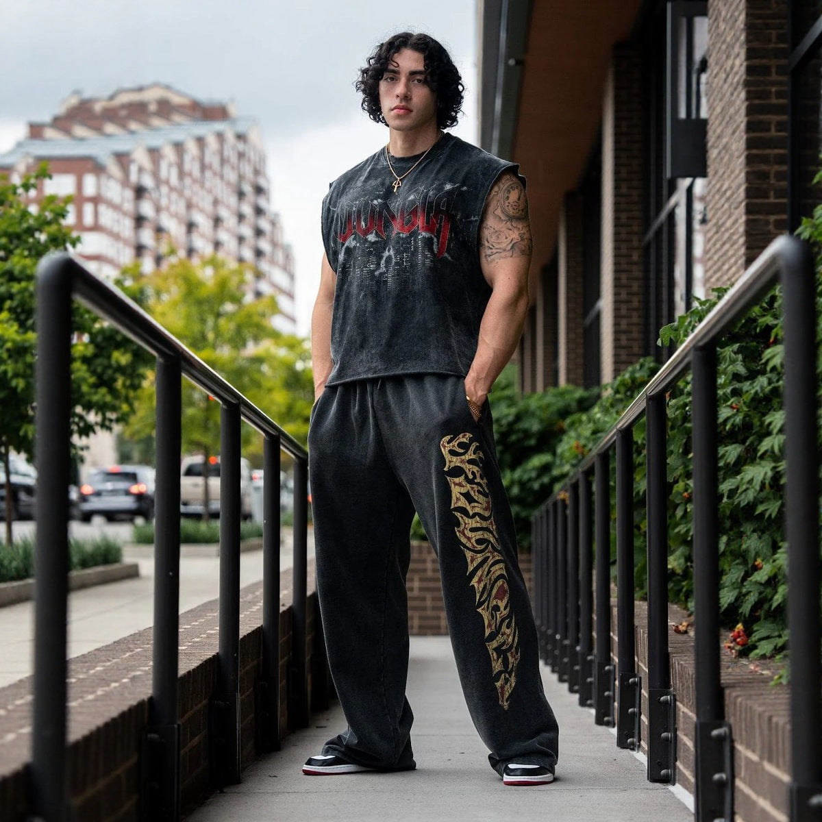 Herren nan weite Jogginghose mit elastischem Bund, Seitentaschen und detailreichem Schädel- und Rosenmotiv R&B