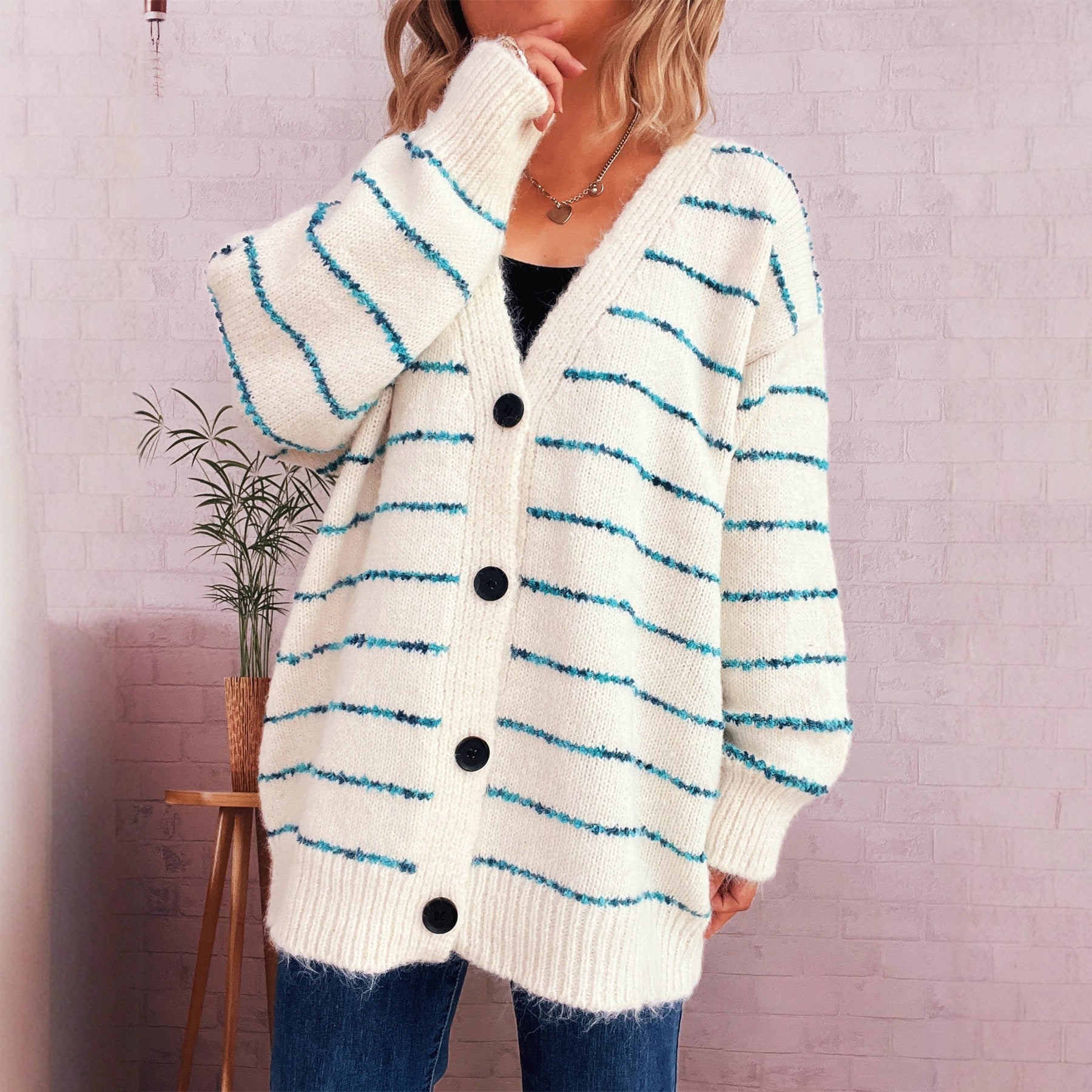 Damen grob strukturiertes Strickjäckchen mit buntem Streifenmuster R&B