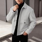 Herren nan kurze Woll-Feldjacke mit Hemdkragen aufgesetzten Pattentaschen und klarer Silhouette R&B