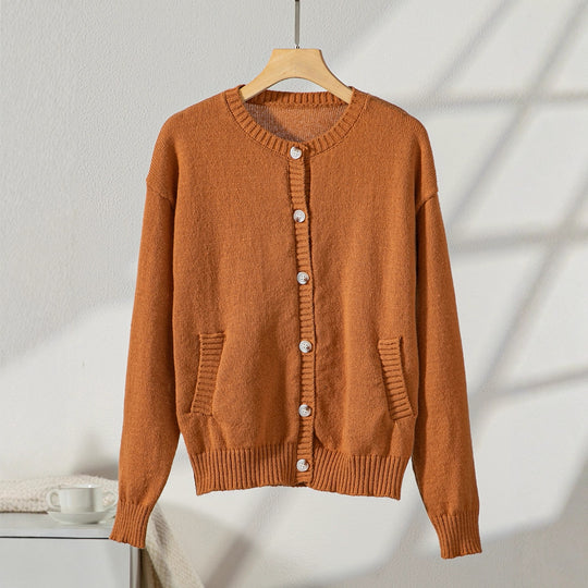 Damen elegante Strickjacke mit Knopfdetails und praktischen Taschen R&B