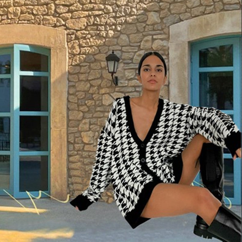 Damen modische Strickjacke mit V-Ausschnitt und Knopfdetails R&B