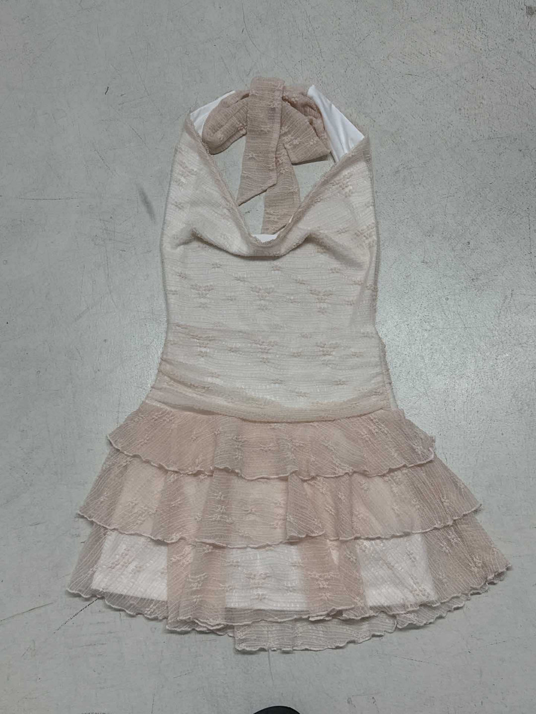 Damen Freizeitkleid mit geschickt drapiertem Rückenausschnitt und fließendem Rüschensaum R&B