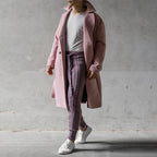 Herren Strickhose mit dezentem Zopfmuster und praktischem Bindegürtel