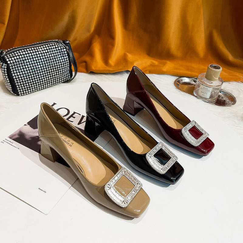 Damen elegante Absatzschuhe mit funkelndem Schmuckdetail