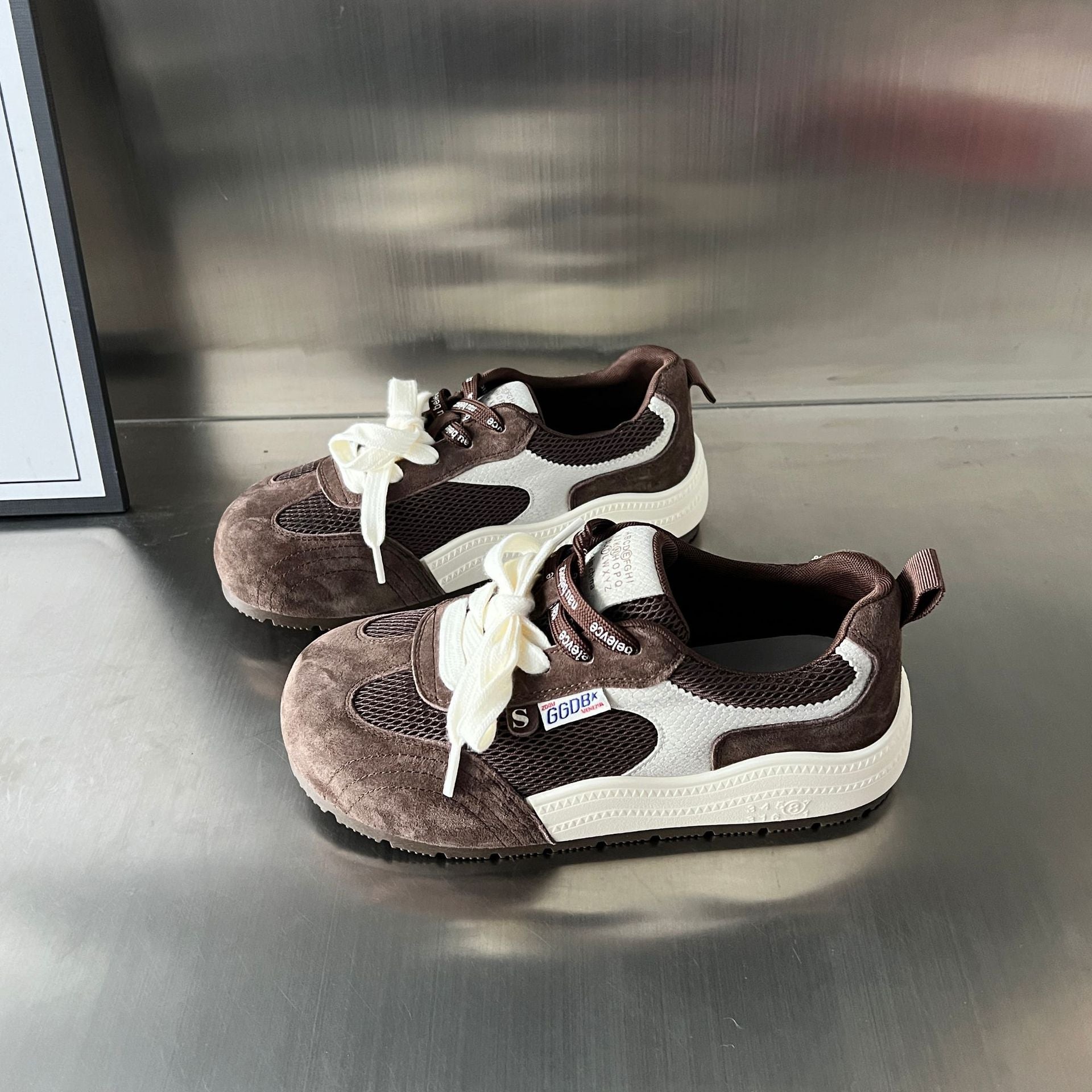Damen Sportliche Sneakers mit atmungsaktiver Mesh-Oberfläche und eleganter Wildleder-Applikation R&B