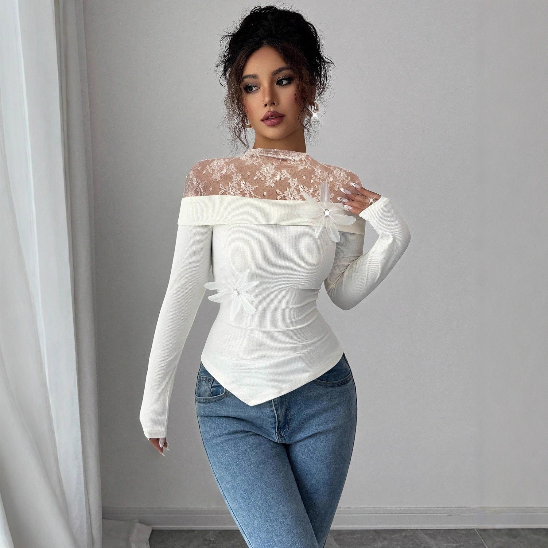 Damen nan figurbetontes schulterfreies Rippstrick-Top mit Spitzen-Illusionskragen und Blütenapplikation R&B