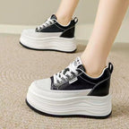 Damen Plateau Sneaker mit eleganter Silhouette und dämpfender Sohle