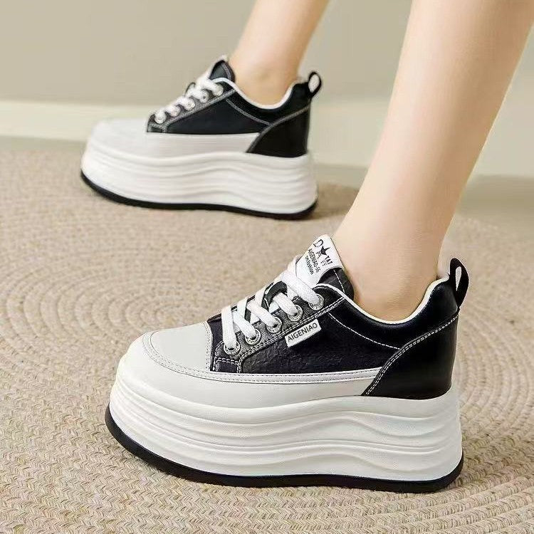 Damen Plateau Sneaker mit eleganter Silhouette und dämpfender Sohle