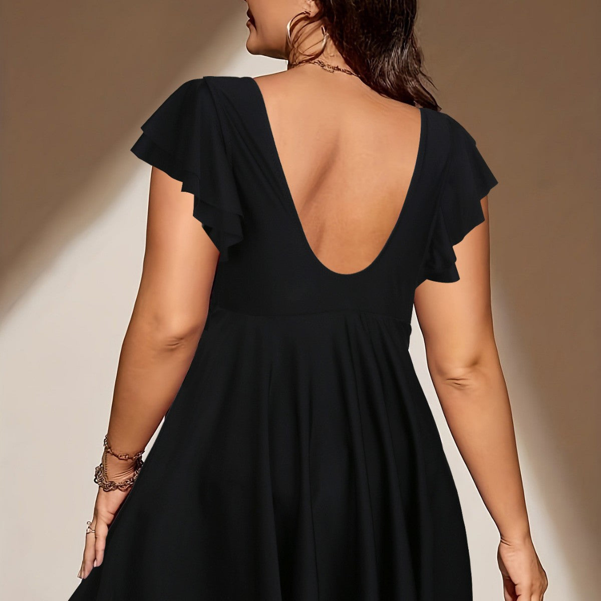 Damen Strandkleid mit leichtem V-Ausschnitt und voluminösen Rüschendetails R&B