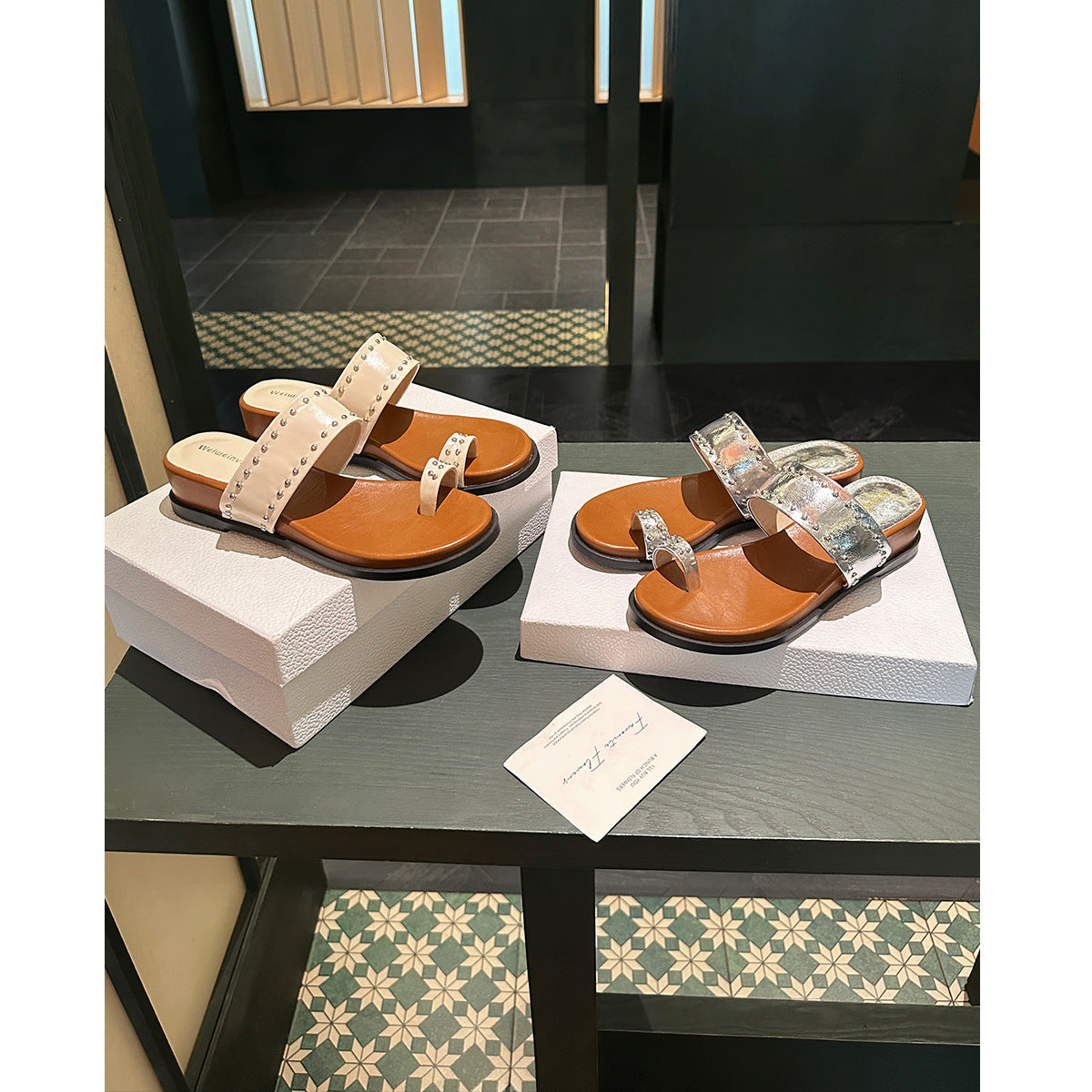 Damen trendige Sandalen mit dekorativer Metall-Applikation