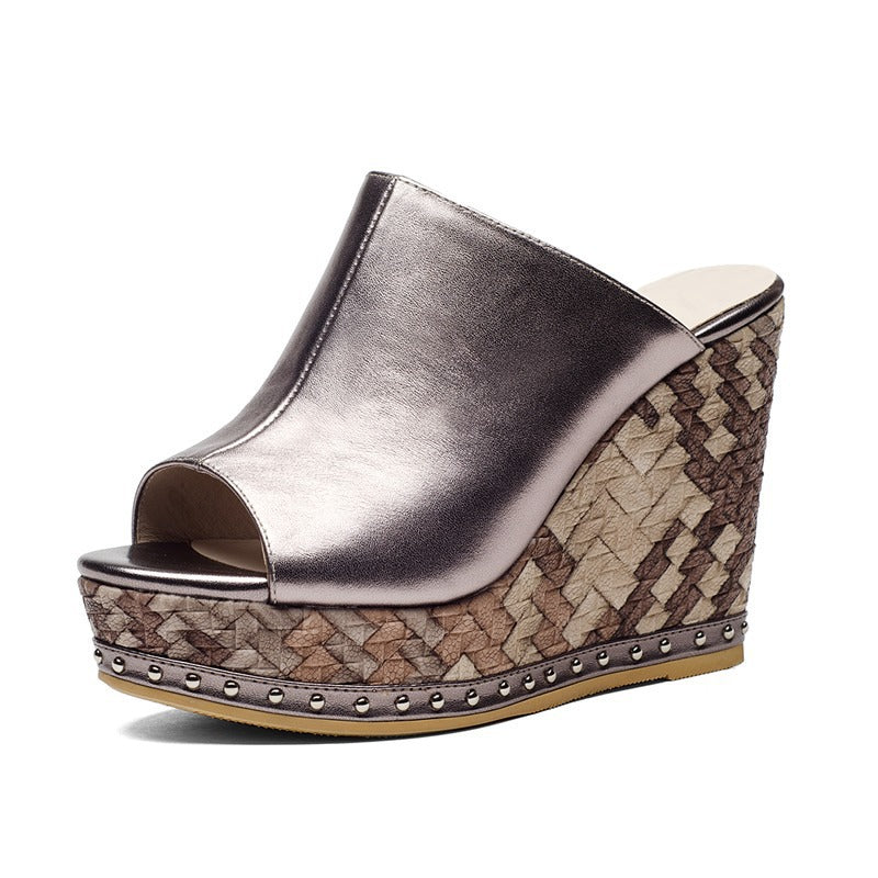 Damen nan elegante Schlupf-Mule mit offener Zehenpartie, skulpturaler Keilplattform in Flechtoptik und Nietenbesatz R&B