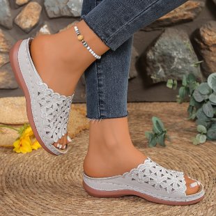 Damen Komfortable Slip-On Sandalen mit filigranem Blumendesign R&B