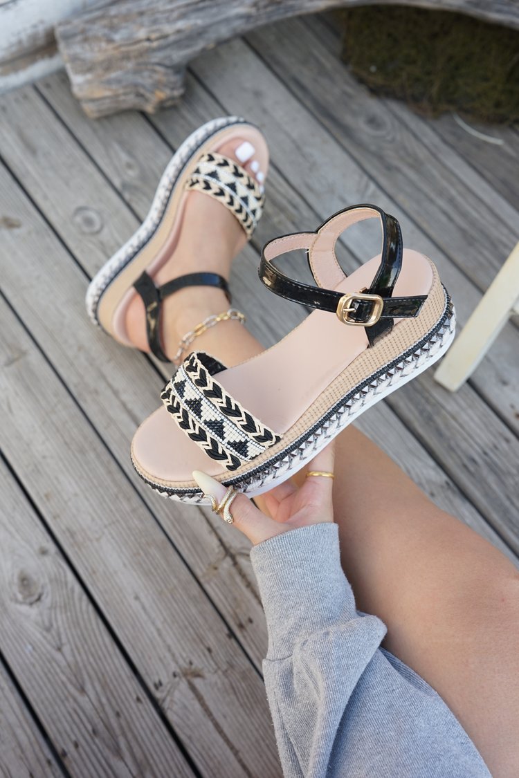 Damen Riemensandalen mit modischer Schmuckverzierung und Plateau-Rand R&B