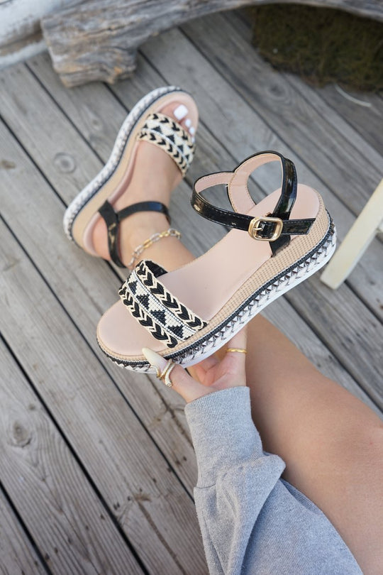 Damen Riemensandalen mit modischer Schmuckverzierung und Plateau-Rand R&B