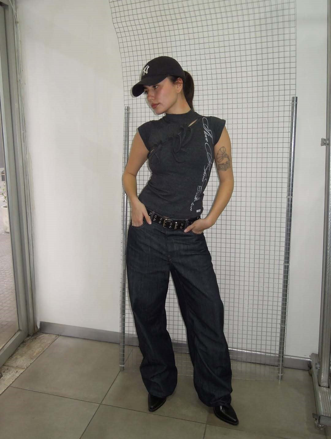 Damen Modisches T-Shirt mit asymmetrischem Schnitt und kreativem Druck R&B