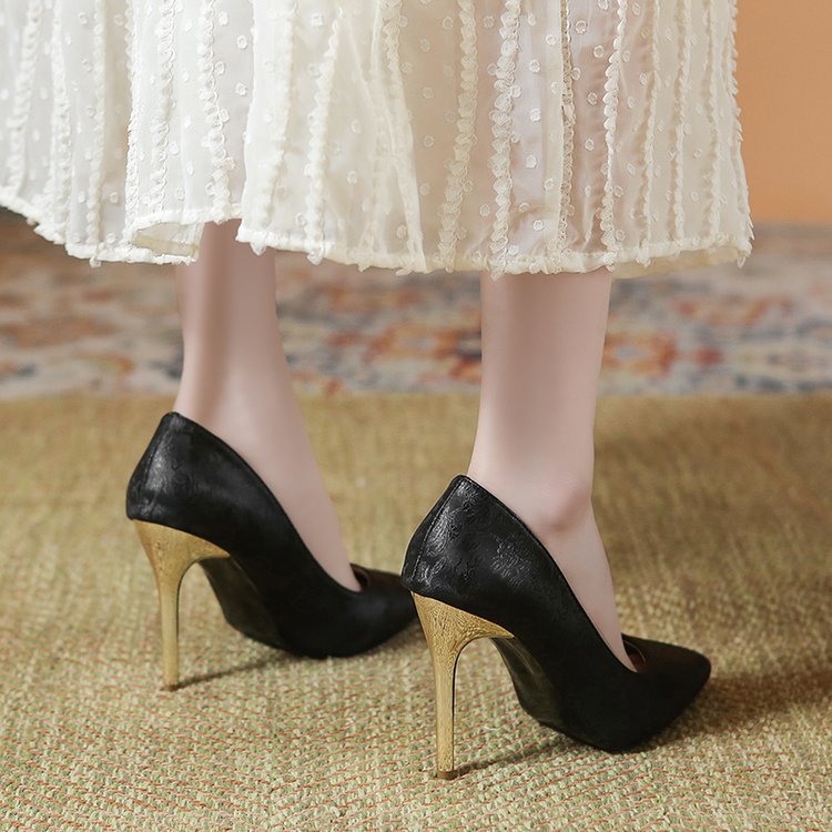 Damen elegante Pumps mit glänzendem Goldabsatz R&B
