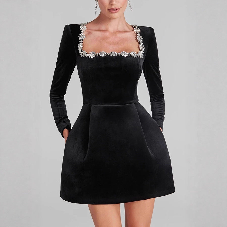 Damen Elegantes Samtkleid mit Blumenapplikationen und U-Boot-Ausschnitt R&B