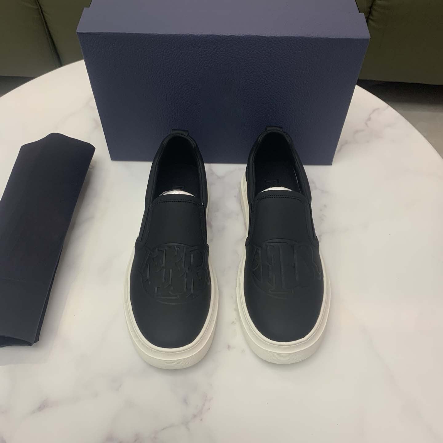 Damen Slip-On Sneakers mit modischem Logo-Detail und rutschfester Sohle R&B
